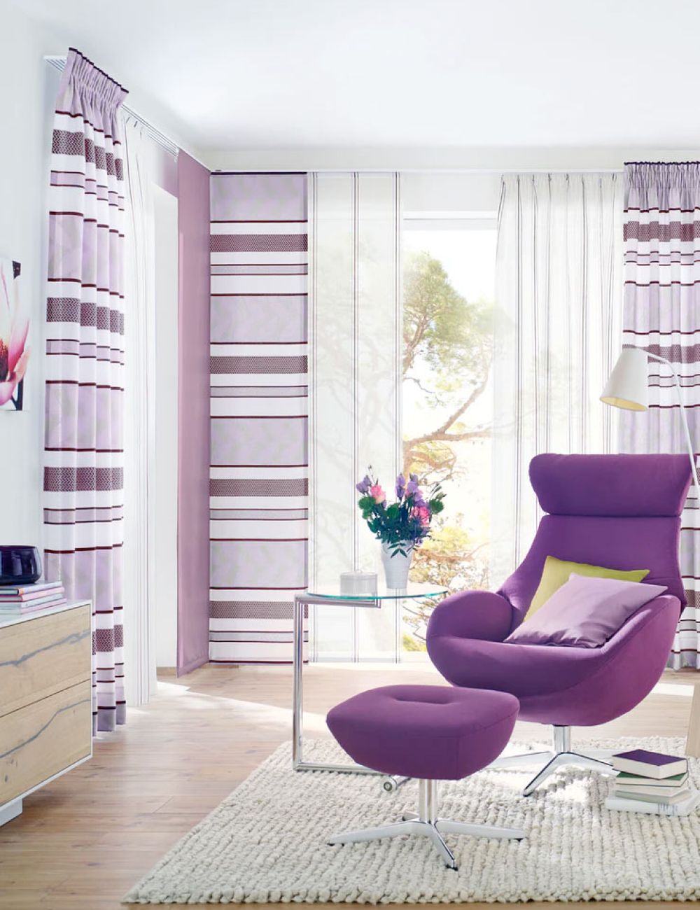 Blick in ein Wohnzimmer mit Lila Tönen und passenden Gardienen